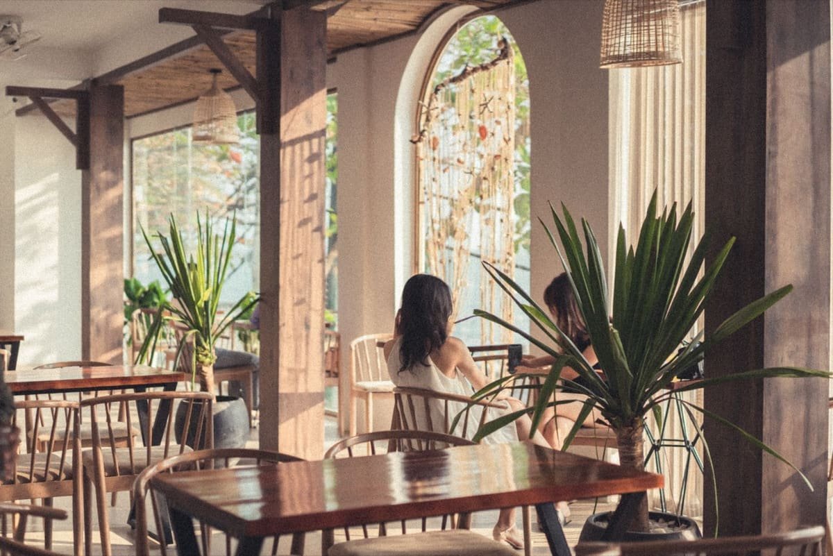 Il locale nella luce del mattino